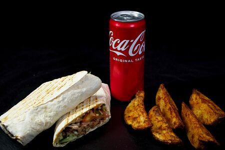 Свиная шаурма, картофель и напиток