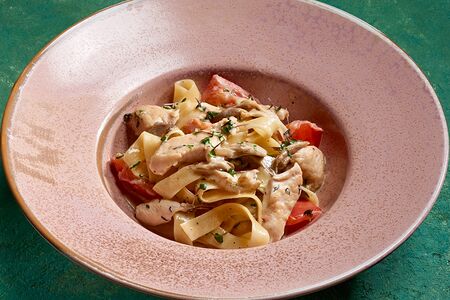 Фетучини с цыпленком, грибами и томатами