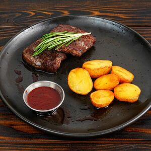 Медальоны из говядины с жареным картофелем