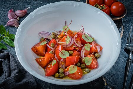 Салат из спелых помидоров