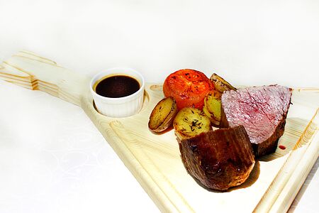 Стейкъ изъ говяжьей вырѣзки Боярскій пиръ