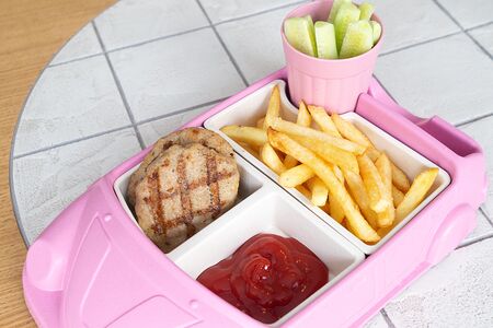 Куриные котлеты с картофелем фри