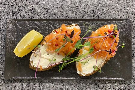 Брускетта со слабосоленым лососем