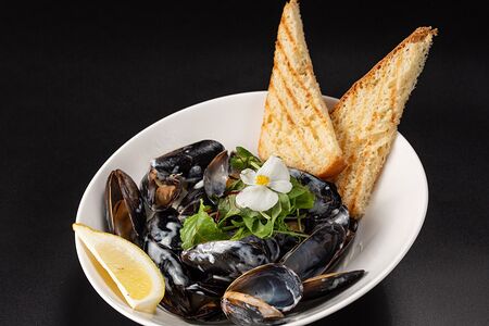 Мидии в сырном соусе дорблю