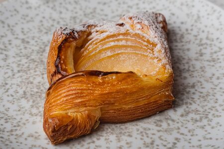 Даниш с заварным кремом и грушей