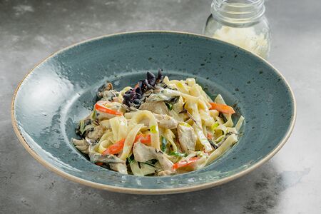 С куриной грудкой, перцем и грибами