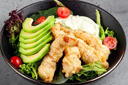 Салат с креветкой темпура