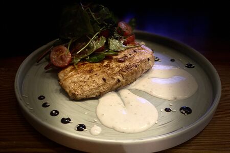 Стейк из куриной грудки с микс-салатом и томатами черри