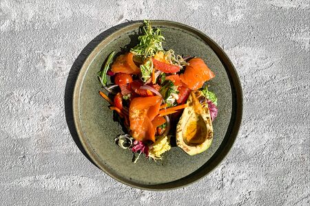 Авокадо гриль с микс салатом и сёмгой