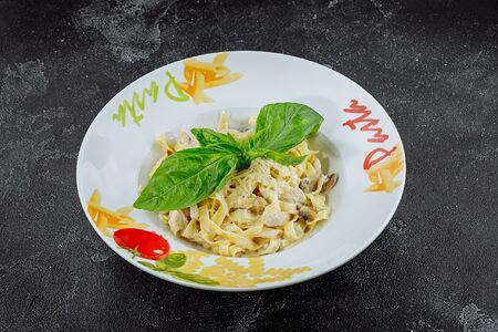 Фетучини с грибами и курицей в сливочном соусе