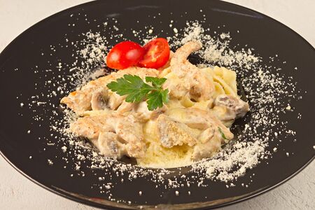 Феттуччине с курицей и грибами