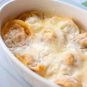 Запеченные пельмени с говядиной и зирой в сметанном соусе
