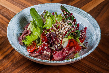 Стейк-салат из говядины под брусничным соусом