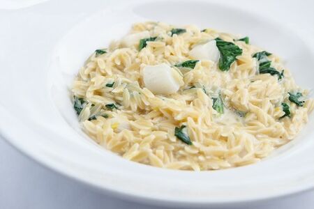 Орзо с гребешком и шпинатом