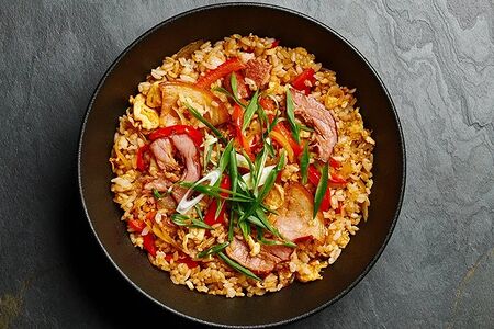 Жареный рис тяхан с беконом