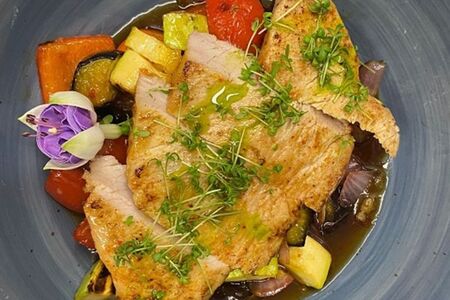 Индейка на гриле с овощным соте