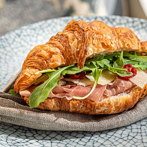Круассан с пармской ветчиной и сыром пекорино