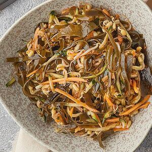 Աղցան ծովային կաղամբով և սոյայի ծիլերով