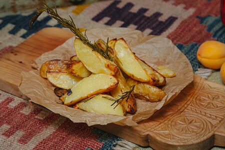 Запеченный картофель с розмарином