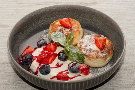 Сырники с ягодным кули