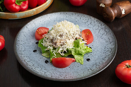 Традиционный салат с говяжьим языком и грибами