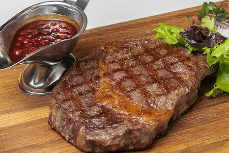 Толстый край бычка, зажаренный на открытом огне