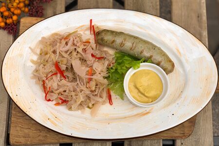 Колбаска мюнхенская с капустой Sauerkraut