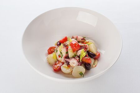 Осьминог с картофелем и оливками