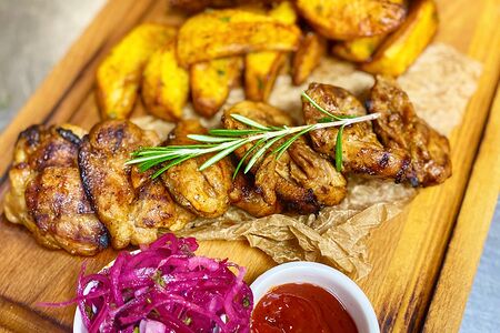 Отбивная из куриного бедра с картофелем