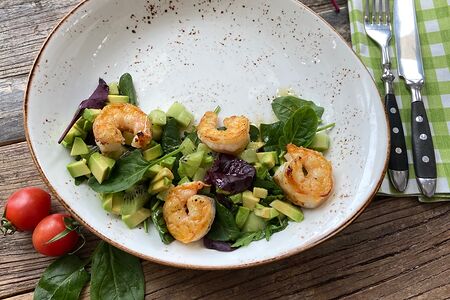 Салат с креветками, киви и авокадо