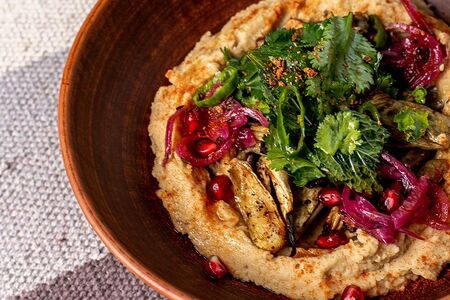 Печеный баклажан на хумусе