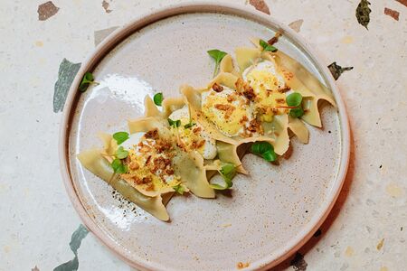 Вареники с картофельным муссом, луком конфи и трюфельным маслом