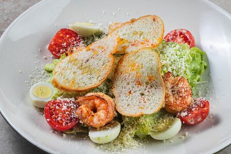 Салат Цезарь с креветками