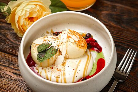 Сырники с соусом из клубники и смородины, заварным муссом и миндальными лепестками