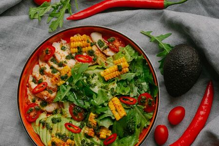 Салат с цыпленком и авокадо