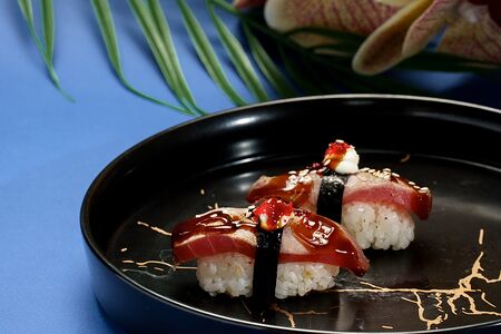 Суши с опаленным тунцом