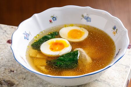 Куриный суп с копченым яйцом