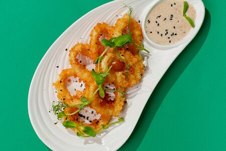 Кольца кальмара с соусом гамадари