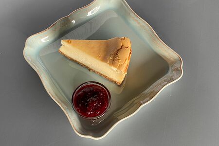 Классический чизкейк с ягодным соусом