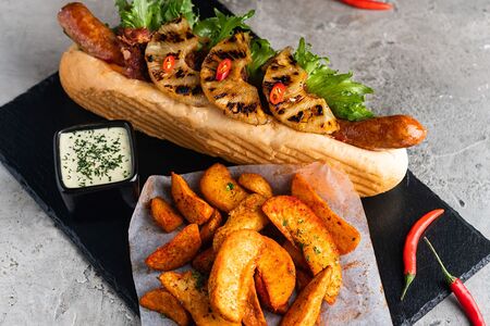 Хот-дог с ананасом, беконом и острым сливочным соусом