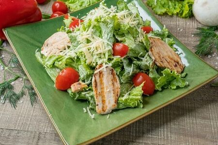 Салат Цезарь с курицей