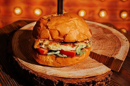 Вега-бургер с соусом Джек Дениелс