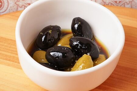 Гигантские оливки, маслины, цедра лимона