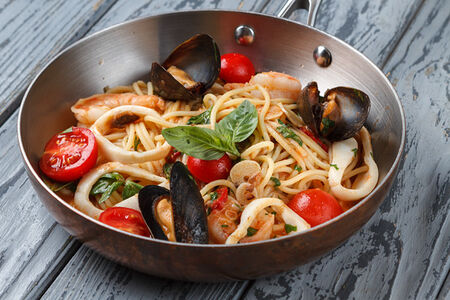 Спагетти с морепродуктами с томатами черри