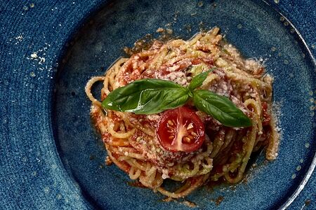 Спагетти с томатным соусом и пармезаном