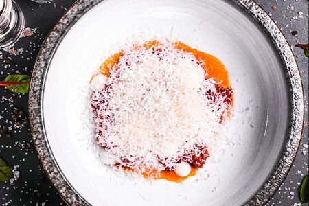 Тартар из говядины с трюфельным айоли и пармезаном