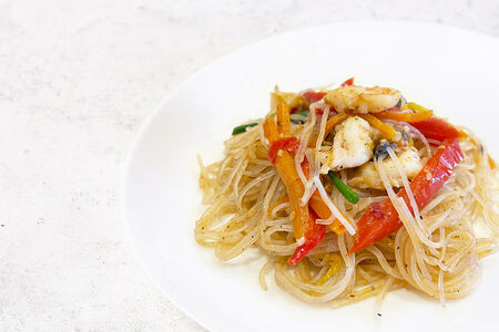 Фунчоза с креветками и овощами