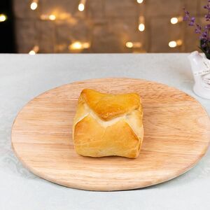 Пирожок слоено-дрожжевой с яблоком и брусникой