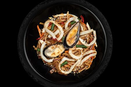 Удон с морепродуктами в устричном соусе