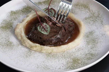 Томлёные говяжьи щечки на подушке из сельдерея